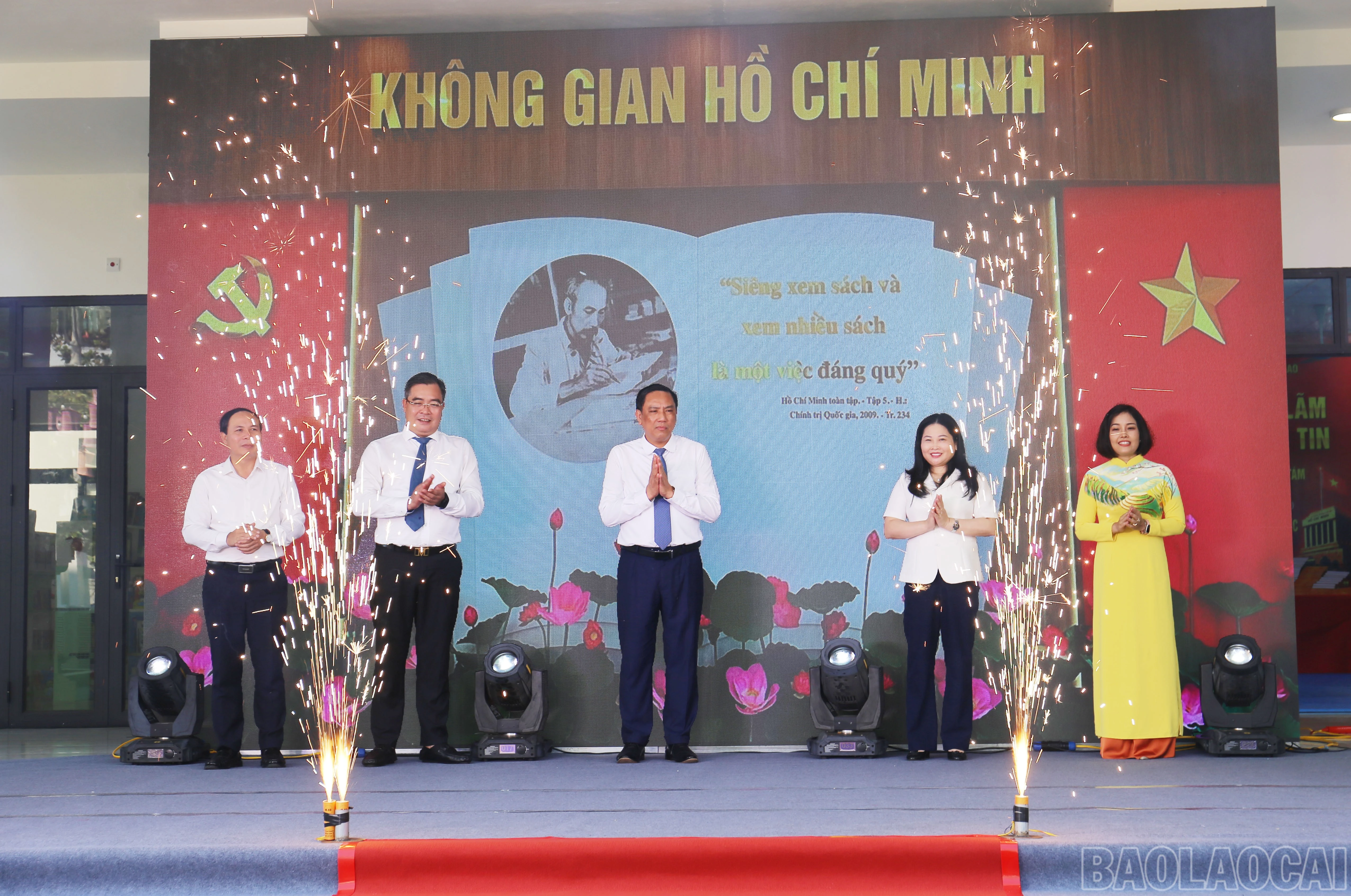 Các đồng chí lãnh đạo tỉnh và đại biểu thực hiện nghi thức khai trương Không gian Hồ Chí Minh. Các đồng chí lãnh đạo tỉnh và đại biểu thực hiện nghi thức khai trương Không gian Hồ Chí Minh.