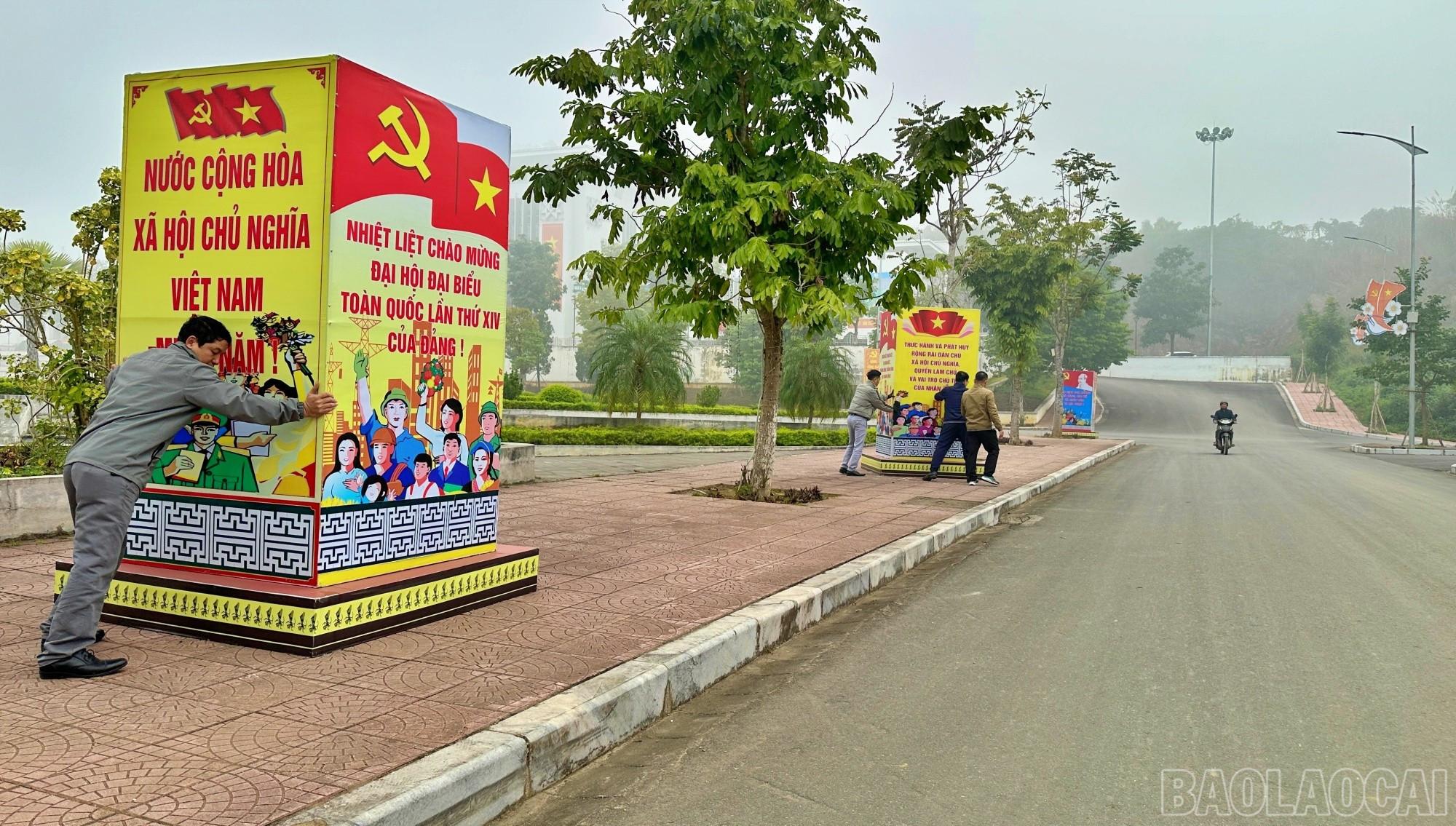 C&aacute;c hộp trụ tuy&ecirc;n truyền được đặt trước cổng v&agrave;o khu hợp khối h&agrave;nh ch&iacute;nh x&atilde;.