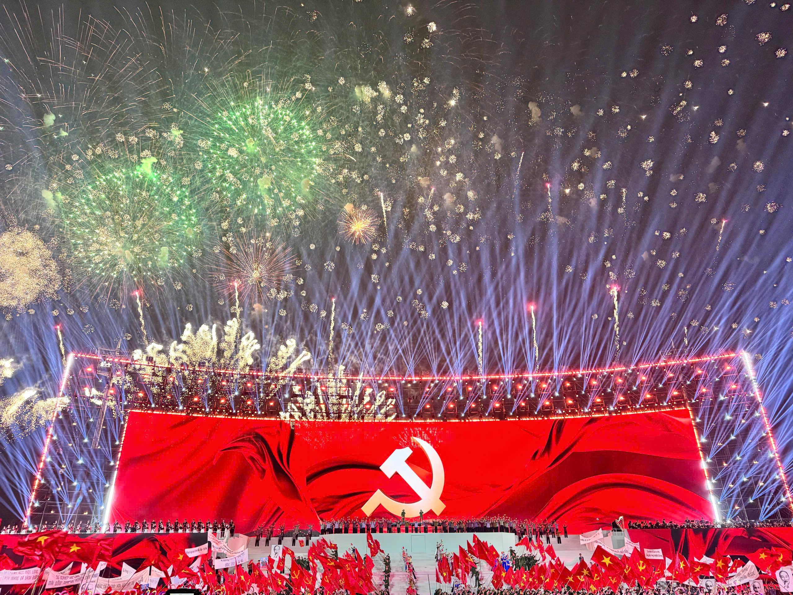 Kh&ocirc;ng gian s&acirc;n vận động được biến h&oacute;a th&agrave;nh một s&acirc;n khấu khổng lồ với hệ thống &acirc;m thanh, &aacute;nh s&aacute;ng hiện đại bậc nhất.