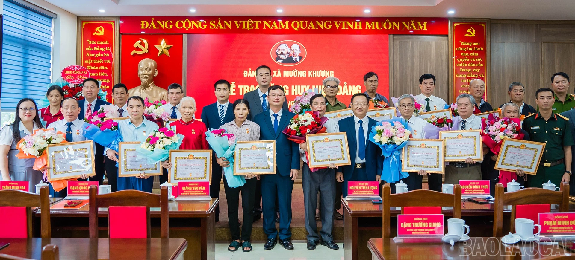 28 đảng viên xã Mường Khương vinh dự được trao tặng Huy hiệu Đảng đợt 2/9. 28 đảng viên xã Mường Khương vinh dự được trao tặng Huy hiệu Đảng đợt 2/9.