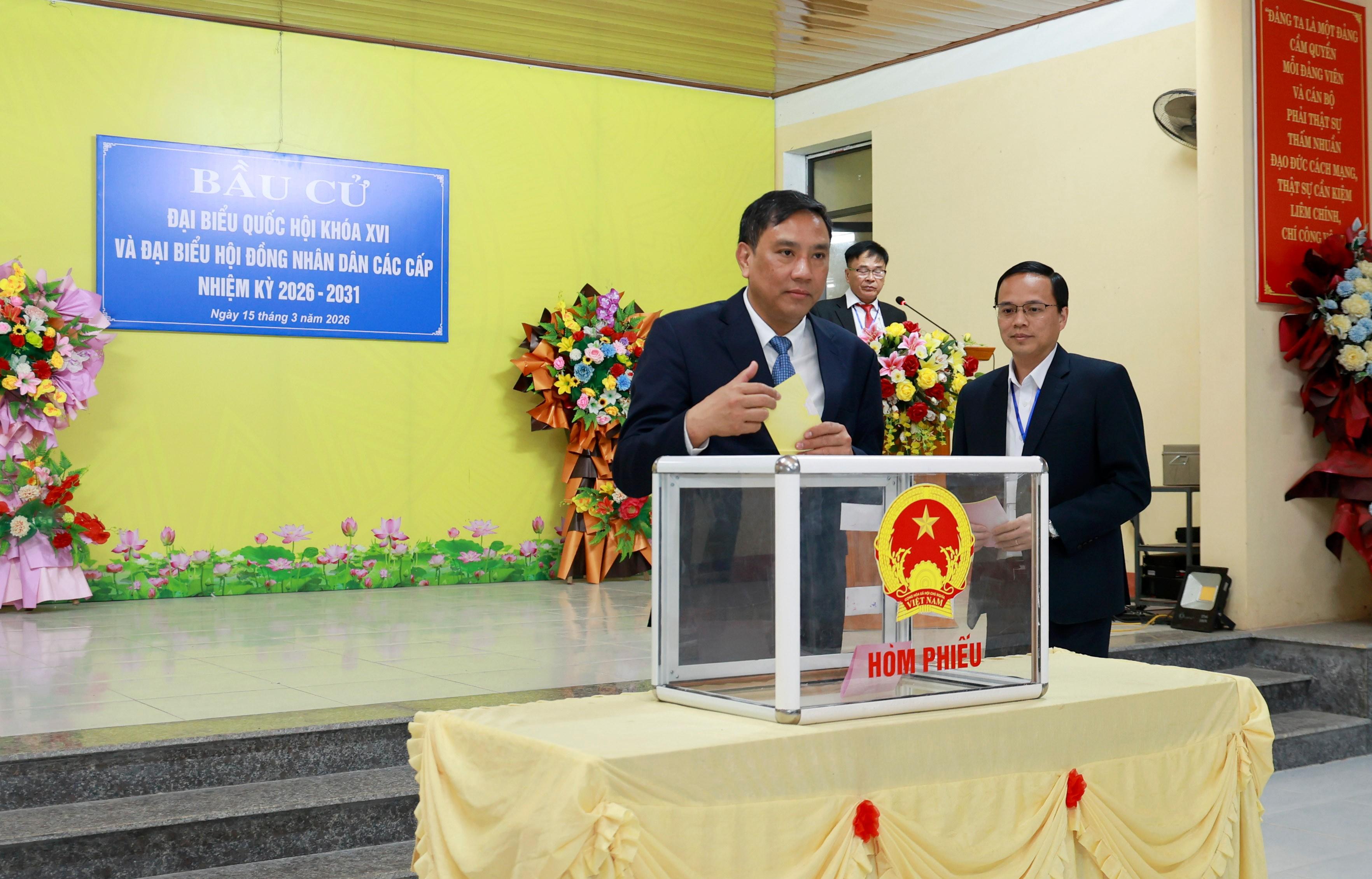 Đồng chí Hoàng Giang, Phó Bí thư Thường trực Tỉnh ủy tham gia bỏ phiếu tại khu vực bầu cử số 3 xã Trấn Yên. 060a8201.jpg