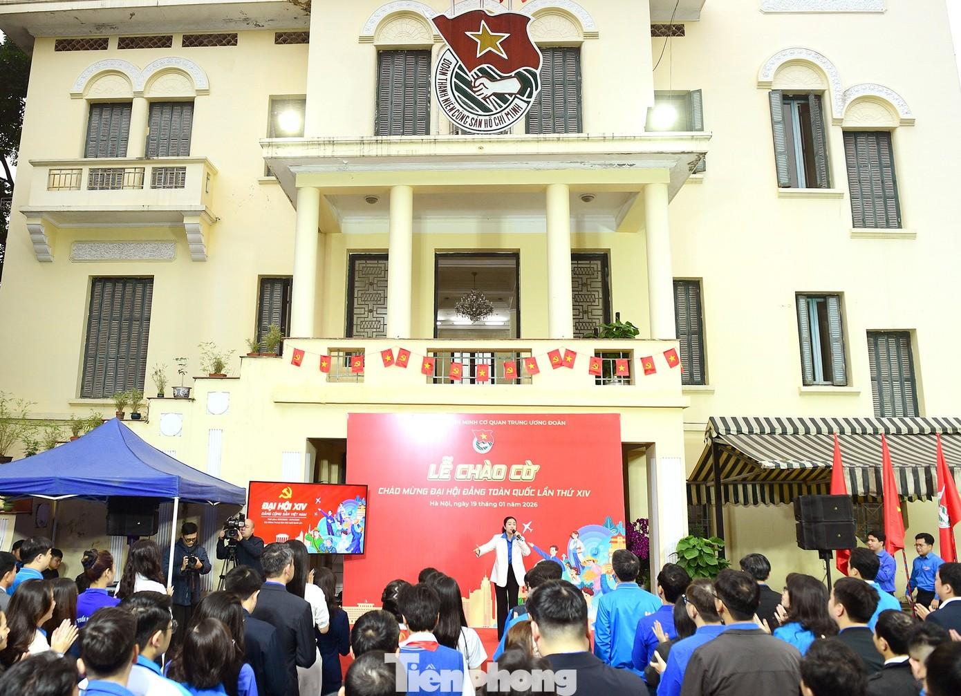 Ho&agrave;ng Hồng Ngọc thể hiện b&agrave;i h&aacute;t "Lời Đảng hiệu triệu tr&aacute;i tim" mở đầu lễ ch&agrave;o cờ s&aacute;ng 19/1.