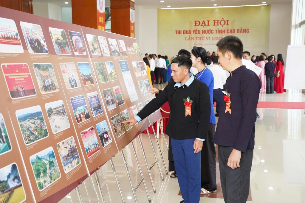 Các điển hình tiên tiến tham quan Triển lãm ảnh chào mừng Đại hội Thi đua yêu nước tỉnh Cao Bằng lần thứ VI (2025 - 2030) với chủ đề “Ánh sáng nơi cội nguồn”.