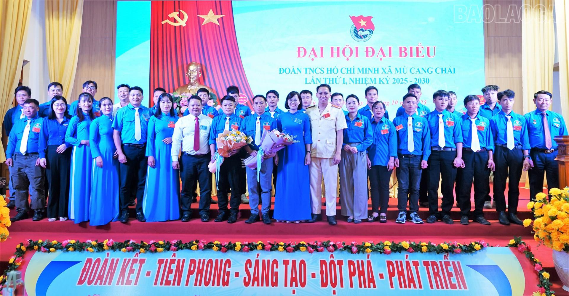 Lãnh đạo Đảng ủy xã Mù Cang Chải và Tỉnh đoàn tặng hoa chúc mừng Ban Chấp hành khóa mới.