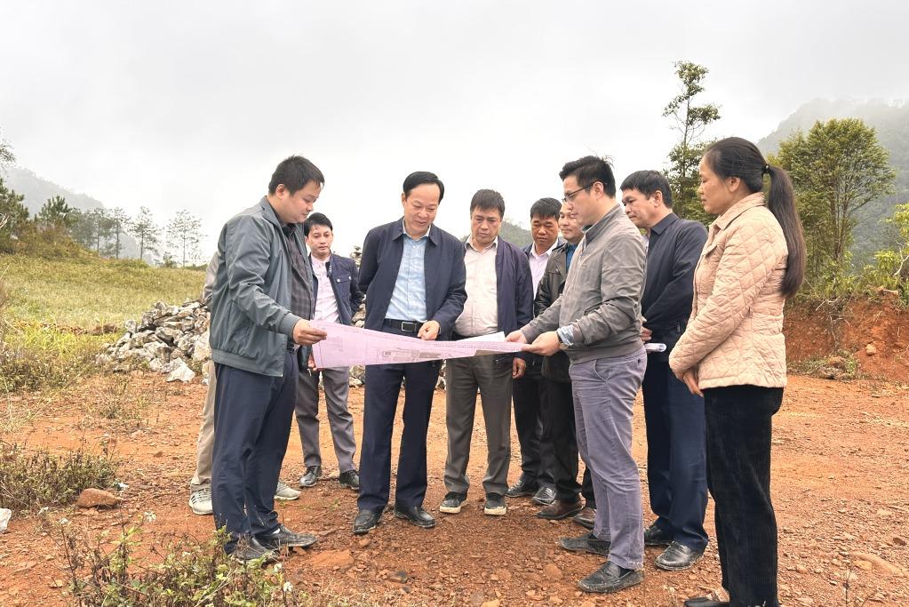 Đồng ch&iacute; Vũ Đ&igrave;nh Quang, Ph&oacute; Chủ tịch Thường trực UBND tỉnh kiểm tra tiến độ triển khai dự &aacute;n Trường Phổ th&ocirc;ng nội tr&uacute; Tiểu học v&agrave; THCS Lũng Nặm.