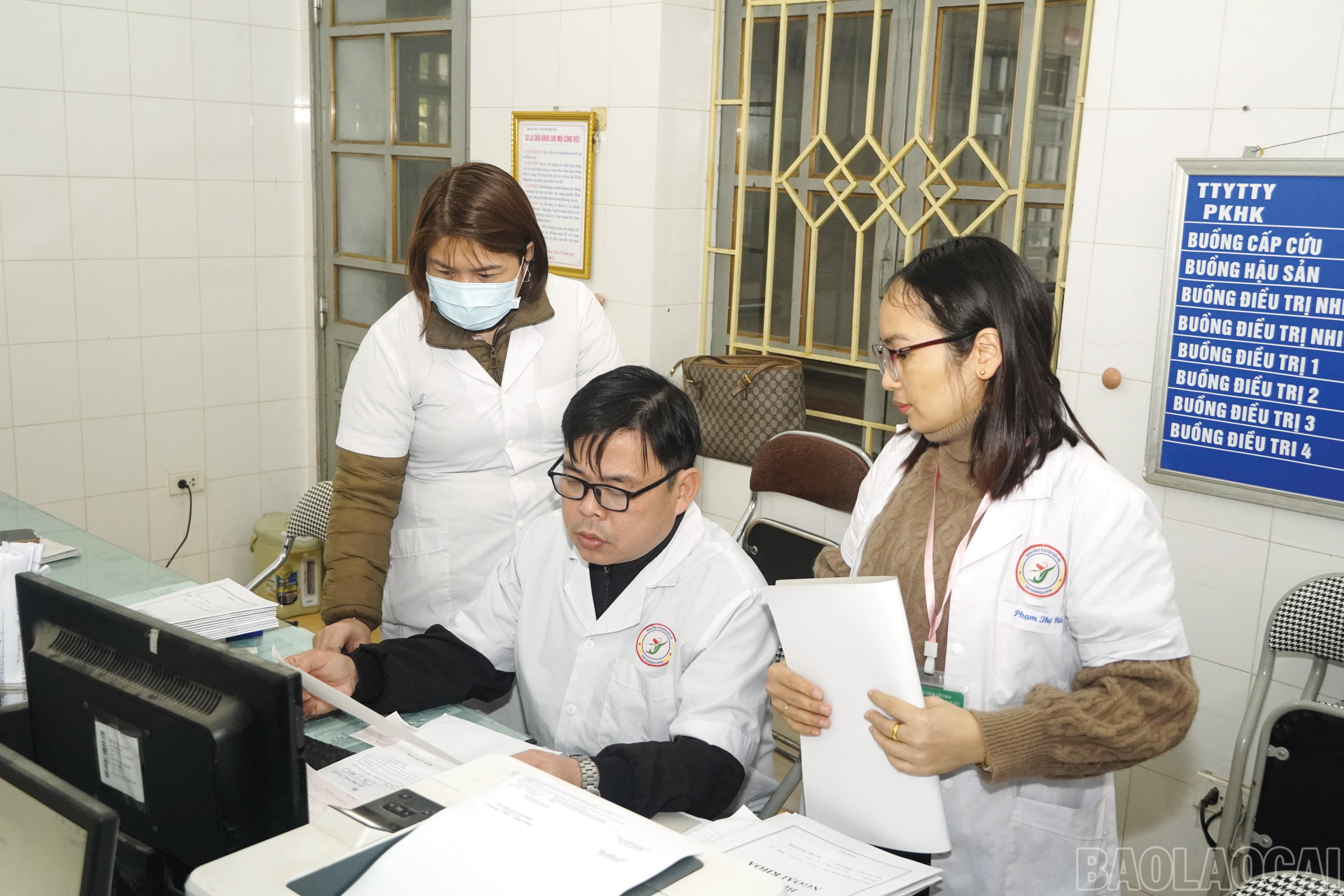 Bác sĩ Lê Minh Giang trao đổi nghiệp vụ với đồng nghiệp. baolaocai-br_6.jpg