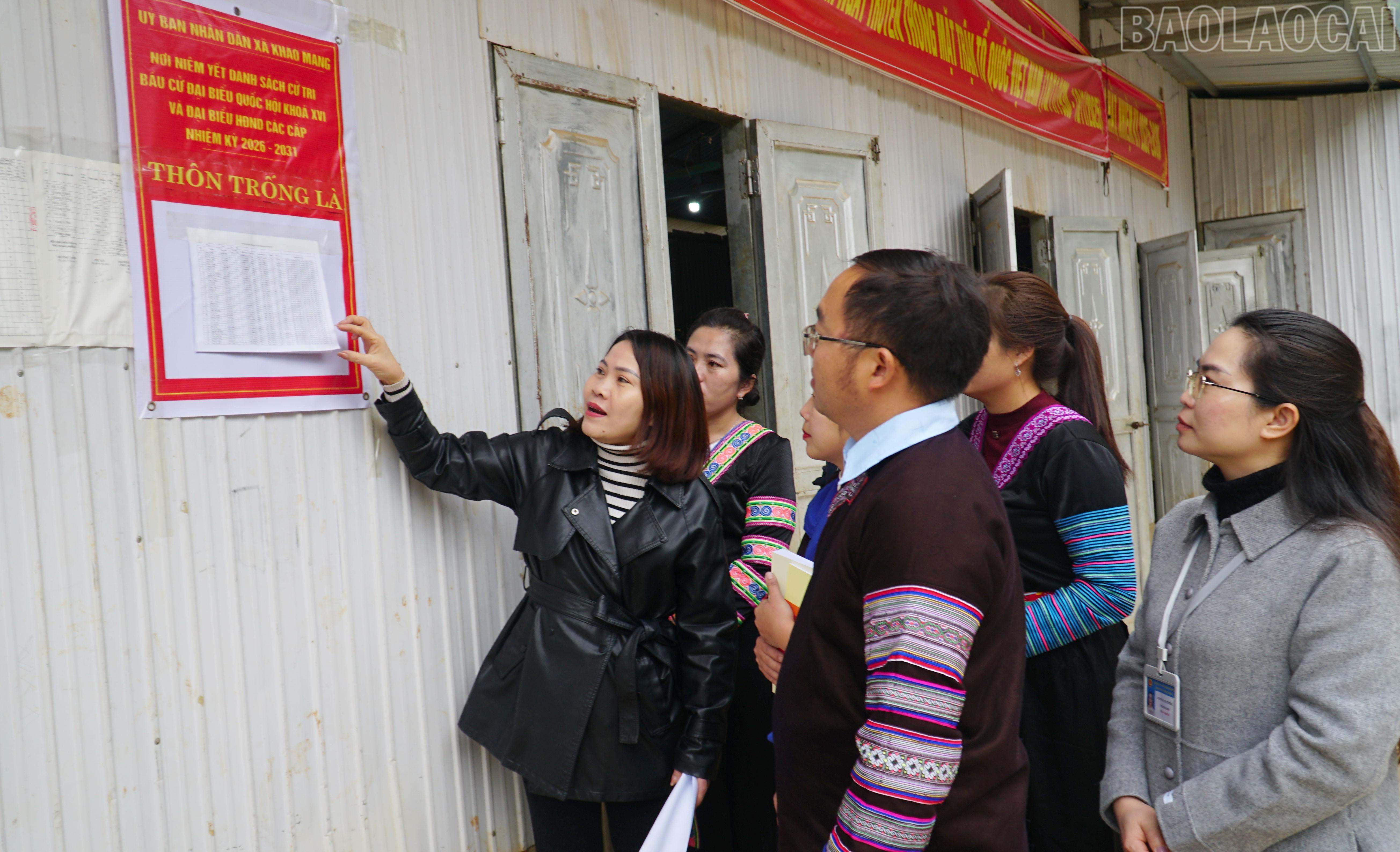 Lãnh đạo xã Khao Mang kiểm tra công tác chuẩn bị bầu cử tại thôn Chống Là.