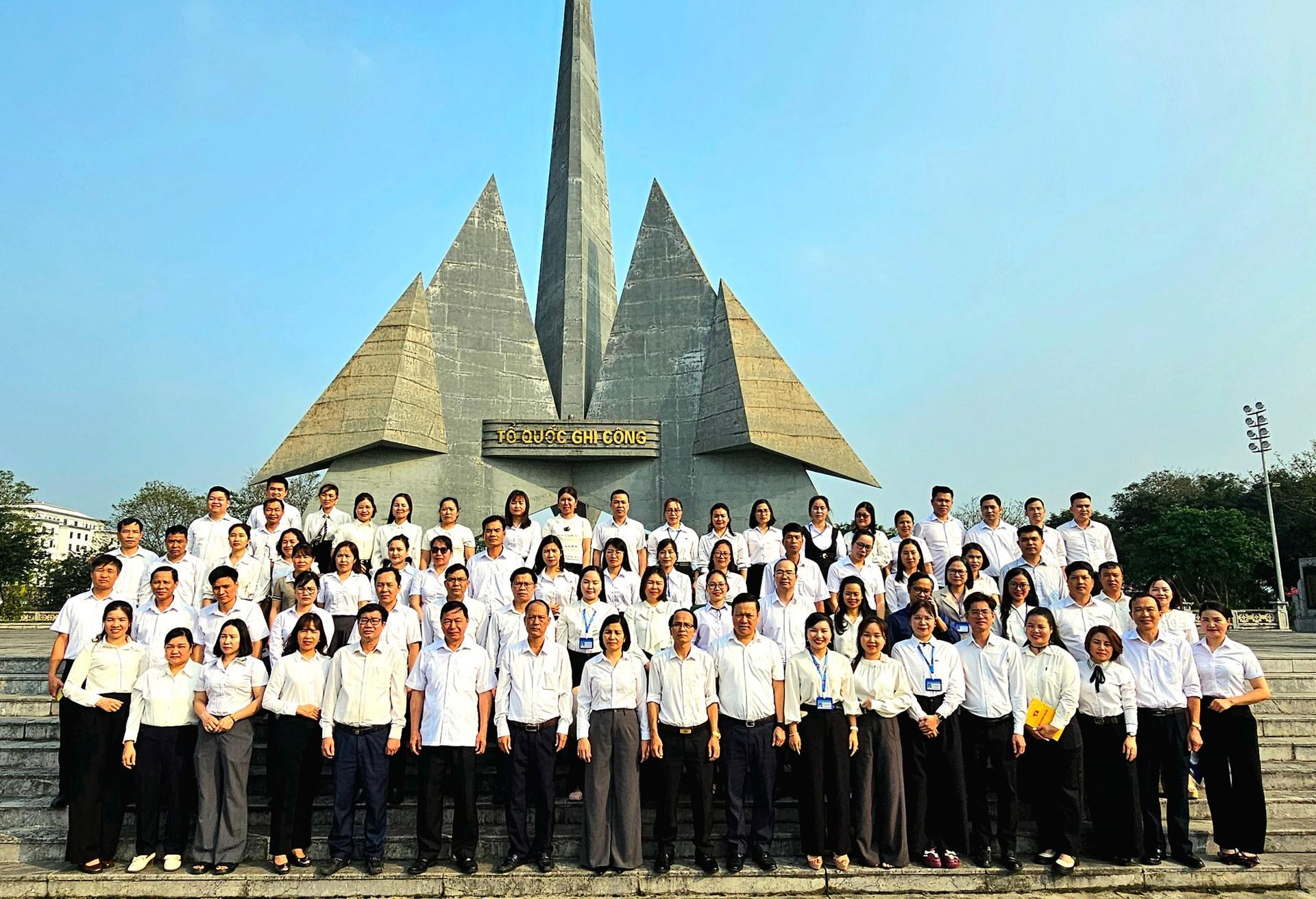 Các đảng viên chụp ảnh lưu niệm bên Đài tưởng niệm các Anh hùng liệt sĩ phường Cam Đường. 1000106257.jpg