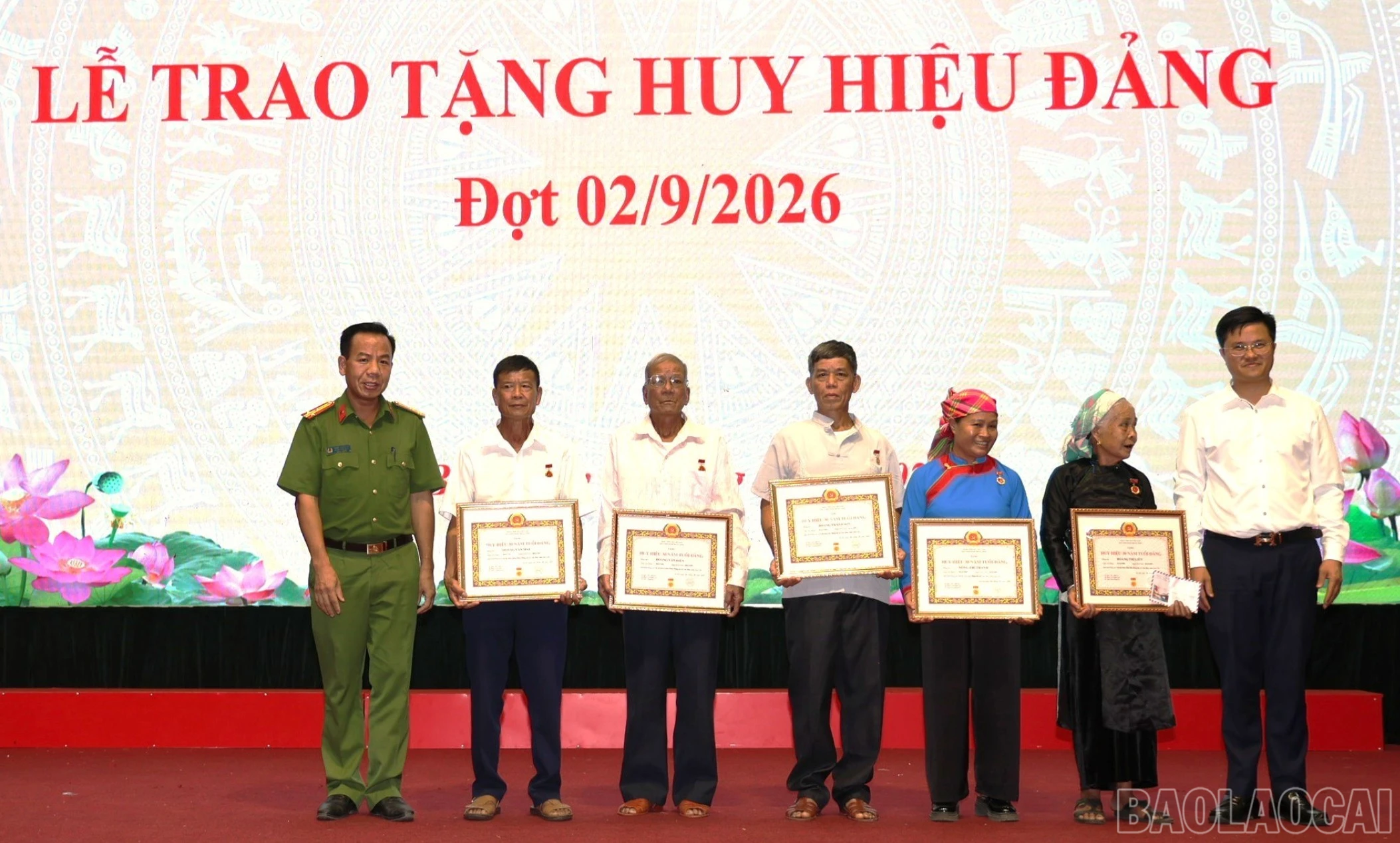 Đợt này, xã Văn Bàn có 67 đảng viên được trao, truy tặng Huy hiệu Đảng. baolaocai-br_img-1467-6704.jpg