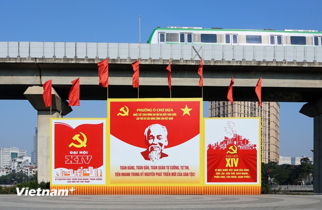 C&aacute;c biểu tượng b&uacute;a liềm, cụm m&ocirc; h&igrave;nh trang tr&iacute; ch&agrave;o mừng cũng được đặt tại c&aacute;c n&uacute;t giao th&ocirc;ng lớn, tạo điểm nhấn trong kh&ocirc;ng gian đ&ocirc; thị.