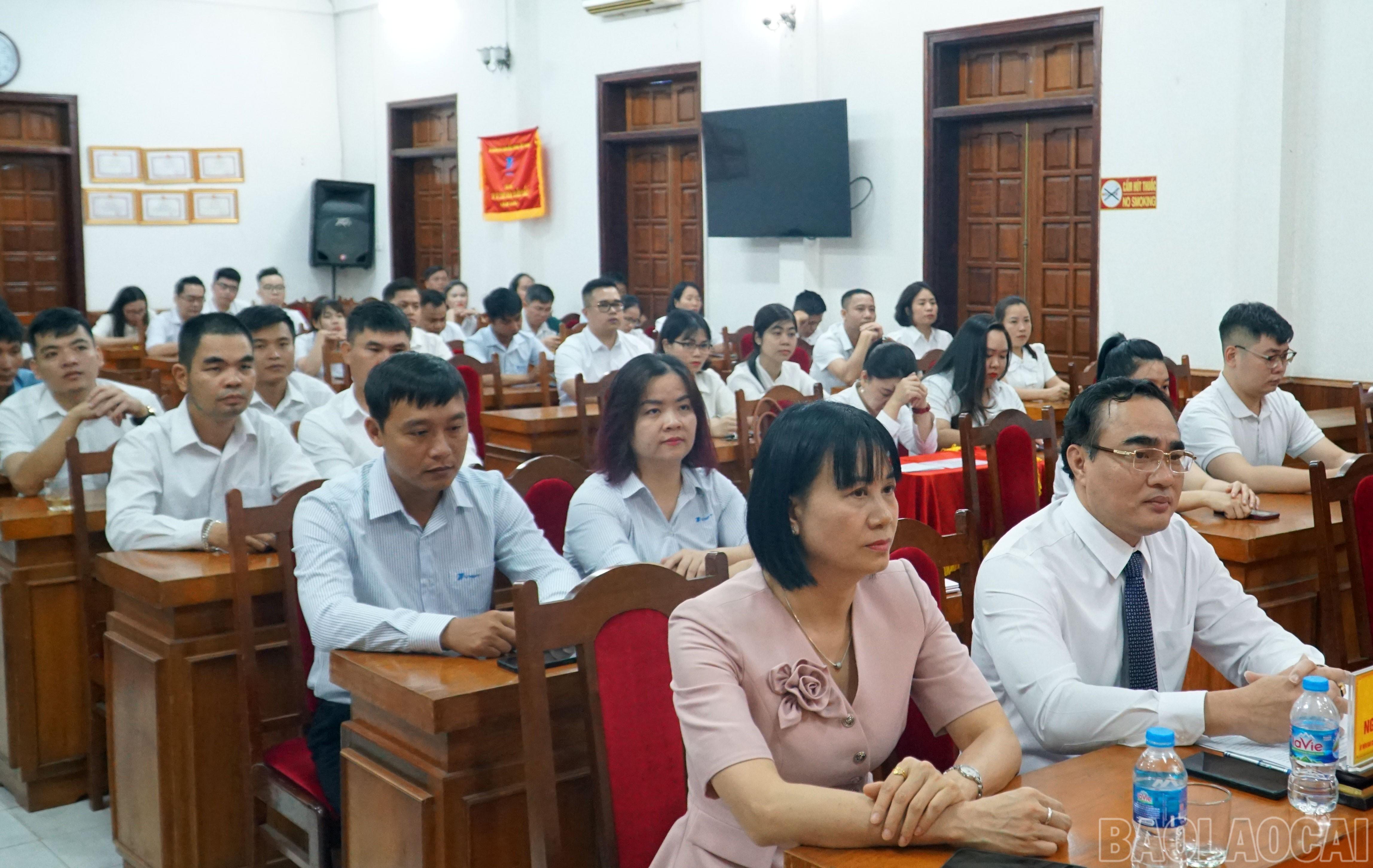 Các đại biểu dự Lễ bế giảng lớp bồi dưỡng lý luận chính trị dành cho đảng viên mới khóa I, nhiệm kỳ 2025 - 2030. baolaocai-br_be-giang-9.jpg