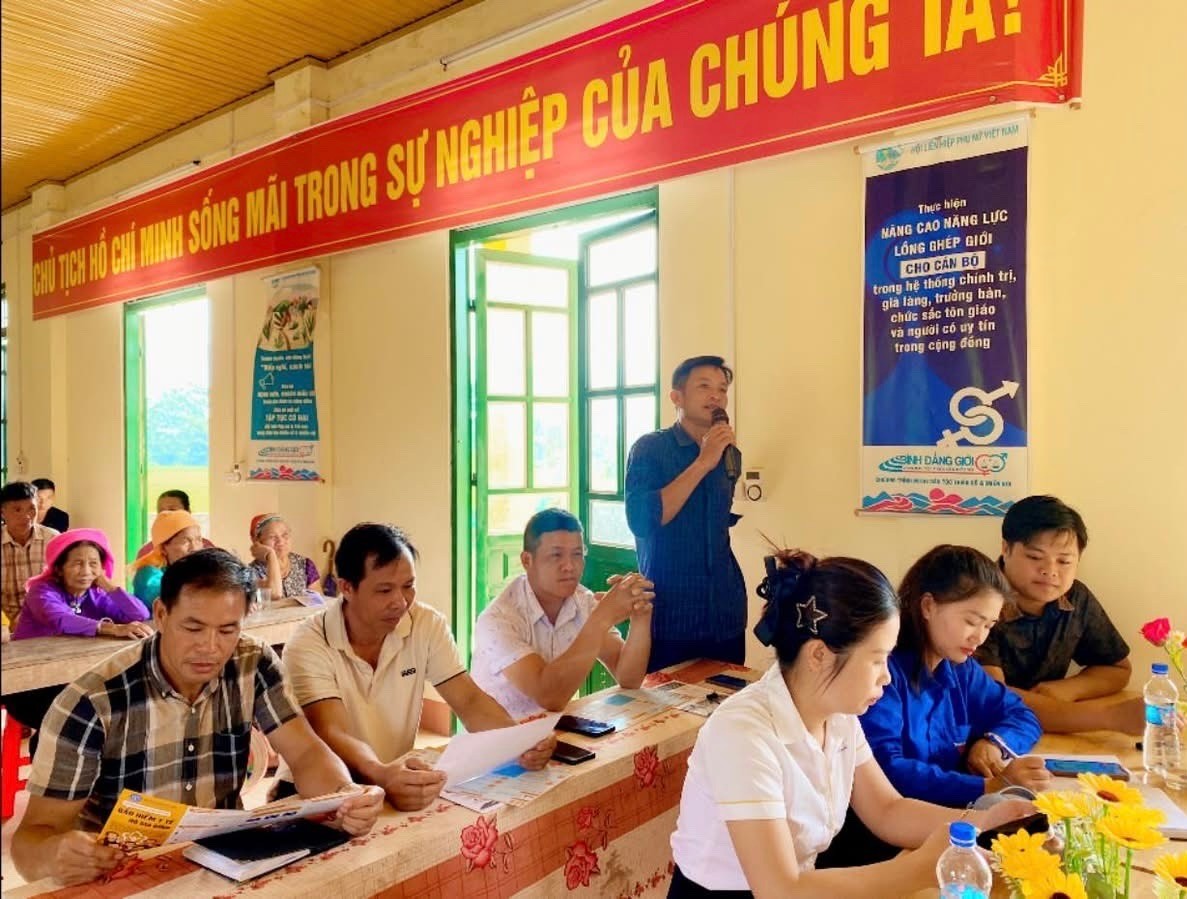 Ủy ban MTTQ phường Nghĩa Lộ phối hợp với Đoàn Thanh niên và các tổ chức chính trị - xã hội tổ chức lấy ý kiến của cán bộ và Nhân dân tham gia góp ý vào Dự thảo Văn kiện Đại hội Đảng bộ tỉnh. z6855799885895-cd606217d8af4108fa1701b97f743f5b.jpg