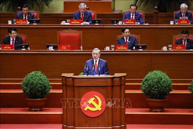 Tổng B&iacute; thư T&ocirc; L&acirc;m tr&igrave;nh b&agrave;y B&aacute;o c&aacute;o của Ban Chấp h&agrave;nh Trung ương Đảng kh&oacute;a XIII về c&aacute;c văn kiện tr&igrave;nh Đại hội XIV của Đảng. Ảnh: TTXVN