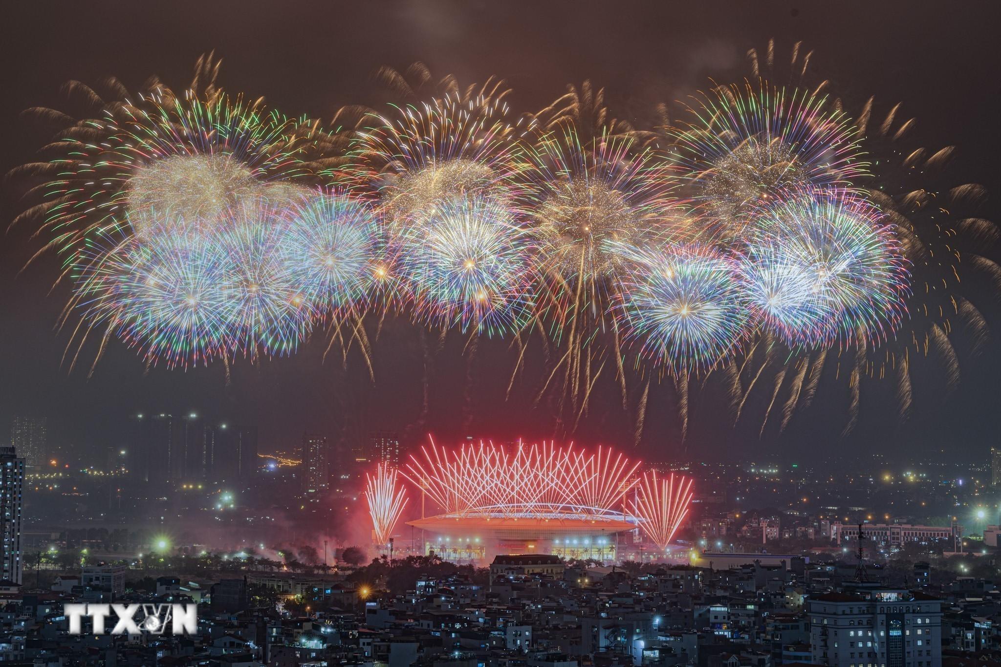 M&agrave;n ph&aacute;o hoa tổng duyệt ch&agrave;o mừng Đại hội đại biểu to&agrave;n quốc lần thứ XIV của Đảng. (Ảnh: L&ecirc; Đ&ocirc;ng/TTXVN)