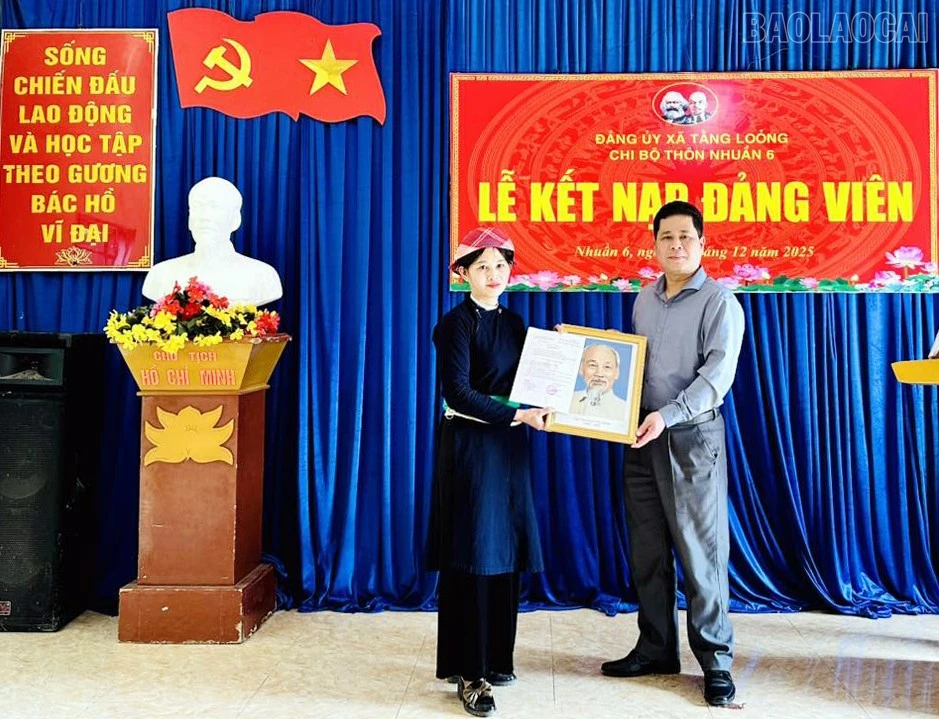 Chi bộ thôn Nhuần 6 tổ chức Lễ kết nạp đảng viên. baolaocai-tr_tl2.jpg