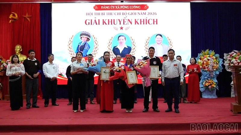 Ban Tổ chức trao giải cho các thí sinh có thành tích xuất sắc. baolaocai-br_kk-tang-sang.jpg