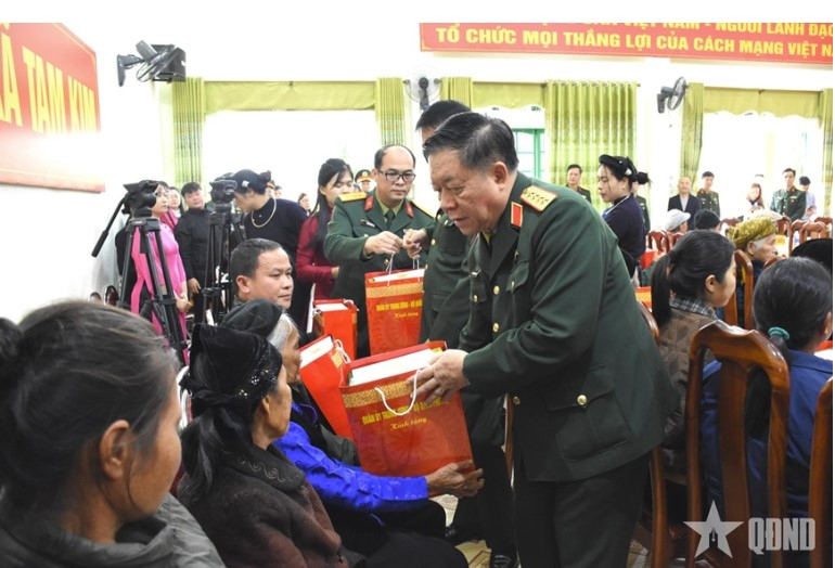 Đại tướng Nguyễn Trọng Nghĩa trao qu&agrave; tặng c&aacute;c gia đ&igrave;nh ch&iacute;nh s&aacute;ch, người c&oacute; c&ocirc;ng tr&ecirc;n địa b&agrave;n tỉnh Cao Bằng.