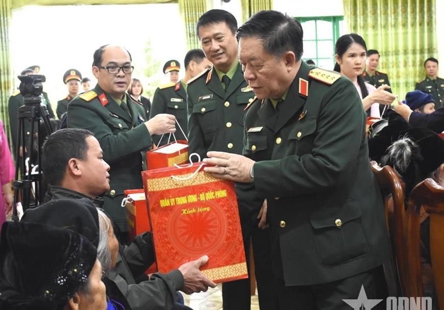 Đại tướng Nguyễn Trọng Nghĩa trao qu&agrave; tặng c&aacute;c gia đ&igrave;nh ch&iacute;nh s&aacute;ch, người c&oacute; c&ocirc;ng tr&ecirc;n địa b&agrave;n tỉnh Cao Bằng.