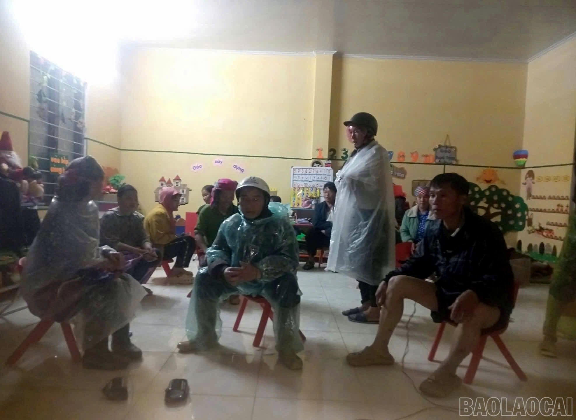 Với sự hô hào, vận động của Trưởng thôn Giàng A Rình, các hộ dân trong thôn Giàng Pằng đã nhanh chóng di dời khỏi khu vực nguy hiểm đến nơi tránh trú an toàn. baolaocai-br_2.jpg