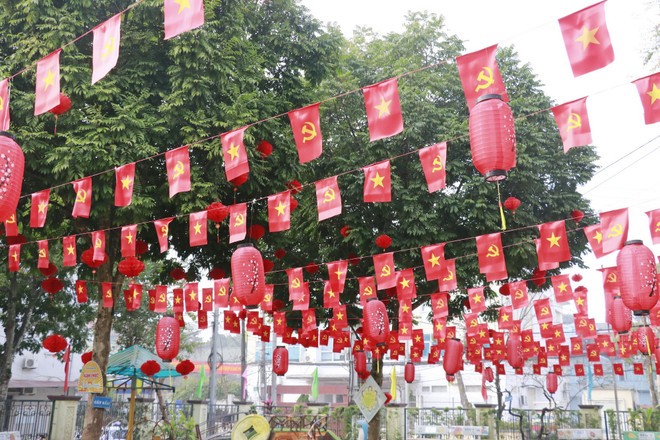 Rực rỡ l&aacute; cờ đỏ sao v&agrave;ng v&agrave; cờ Đảng trong trường học ở phường Y&ecirc;n B&aacute;i.