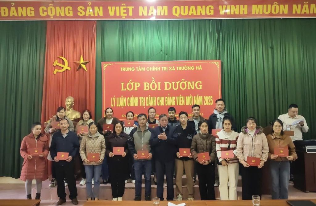 Lãnh đạo Trung tâm Chính trị xã Trường Hà trao chứng nhận cho các đảng viên