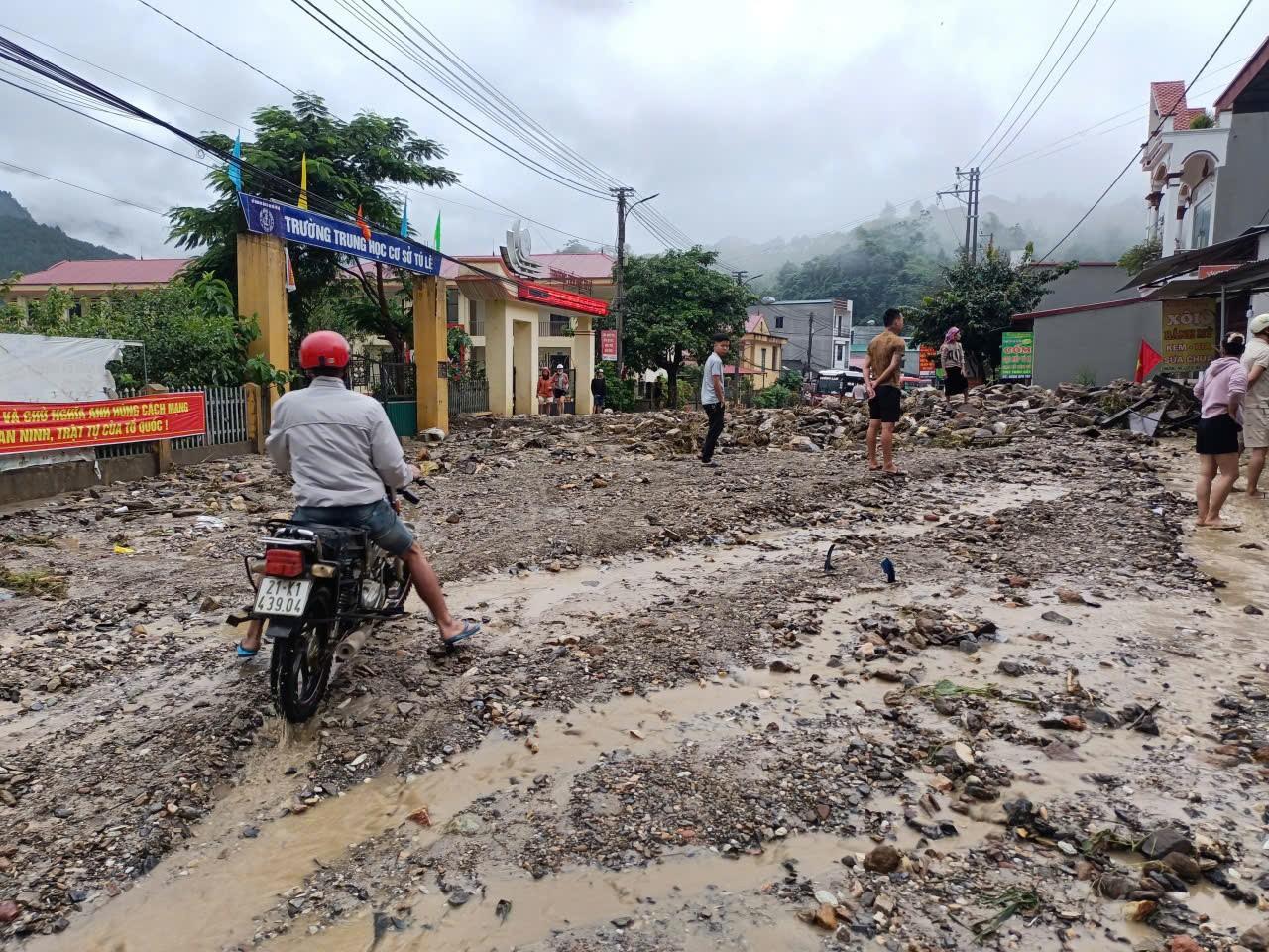 Quốc lộ 32 đoạn trước cổng Trường Tiểu học, Trường THCS xã Tú Lệ bị đất đá vùi lấp. cuoi-tuan-8.jpg