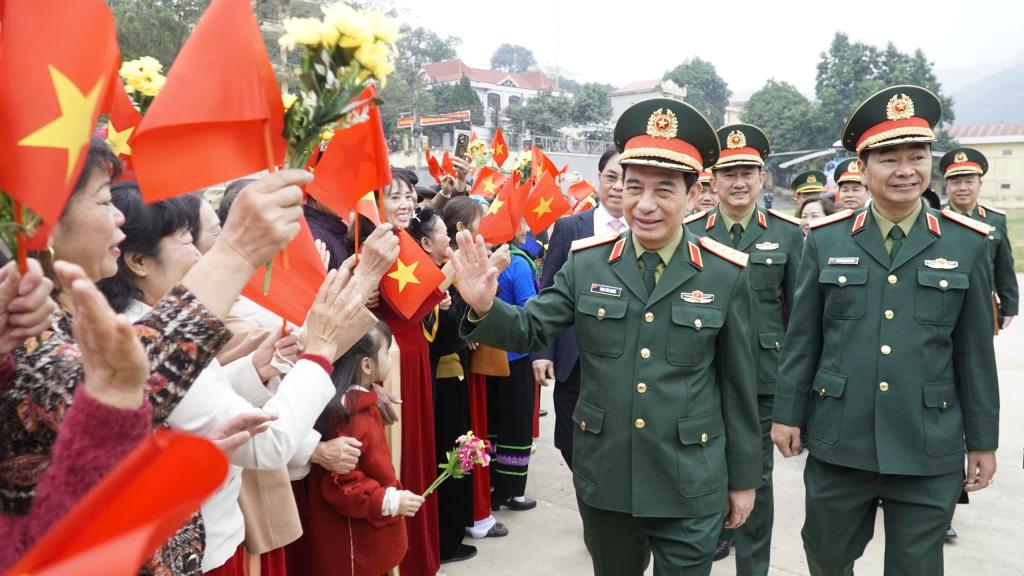 Nh&acirc;n d&acirc;n x&atilde; Bảo Lạc h&acirc;n hoan ch&agrave;o đ&oacute;n Bộ trưởng Bộ Quốc ph&ograve;ng Phan Văn Giang.