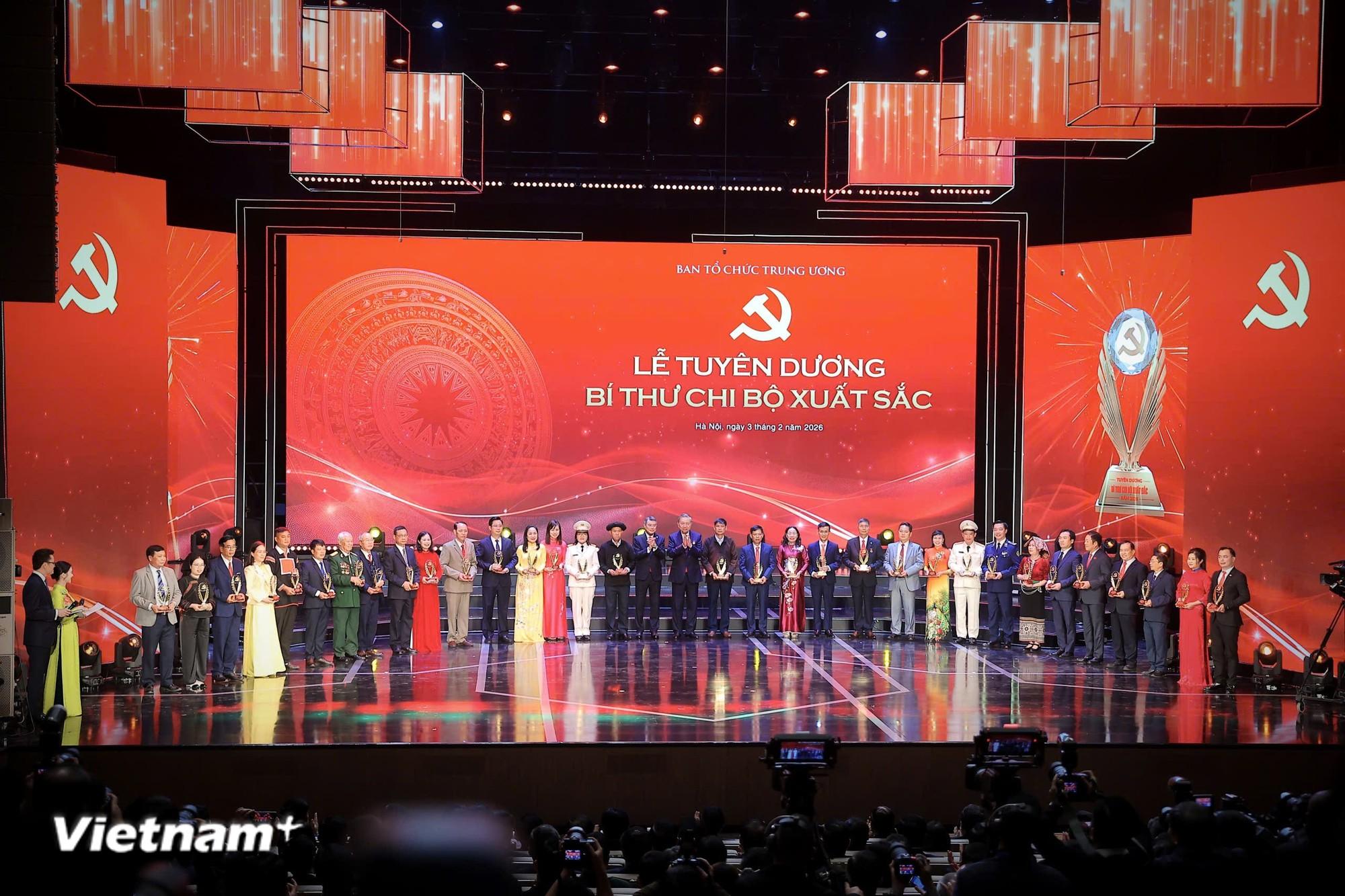 Tuy&ecirc;n dương tập thể c&aacute;c B&iacute; thư chi bộ xuất sắc, l&agrave;m tốt c&aacute;c nhiệm vụ trong năm 2025.