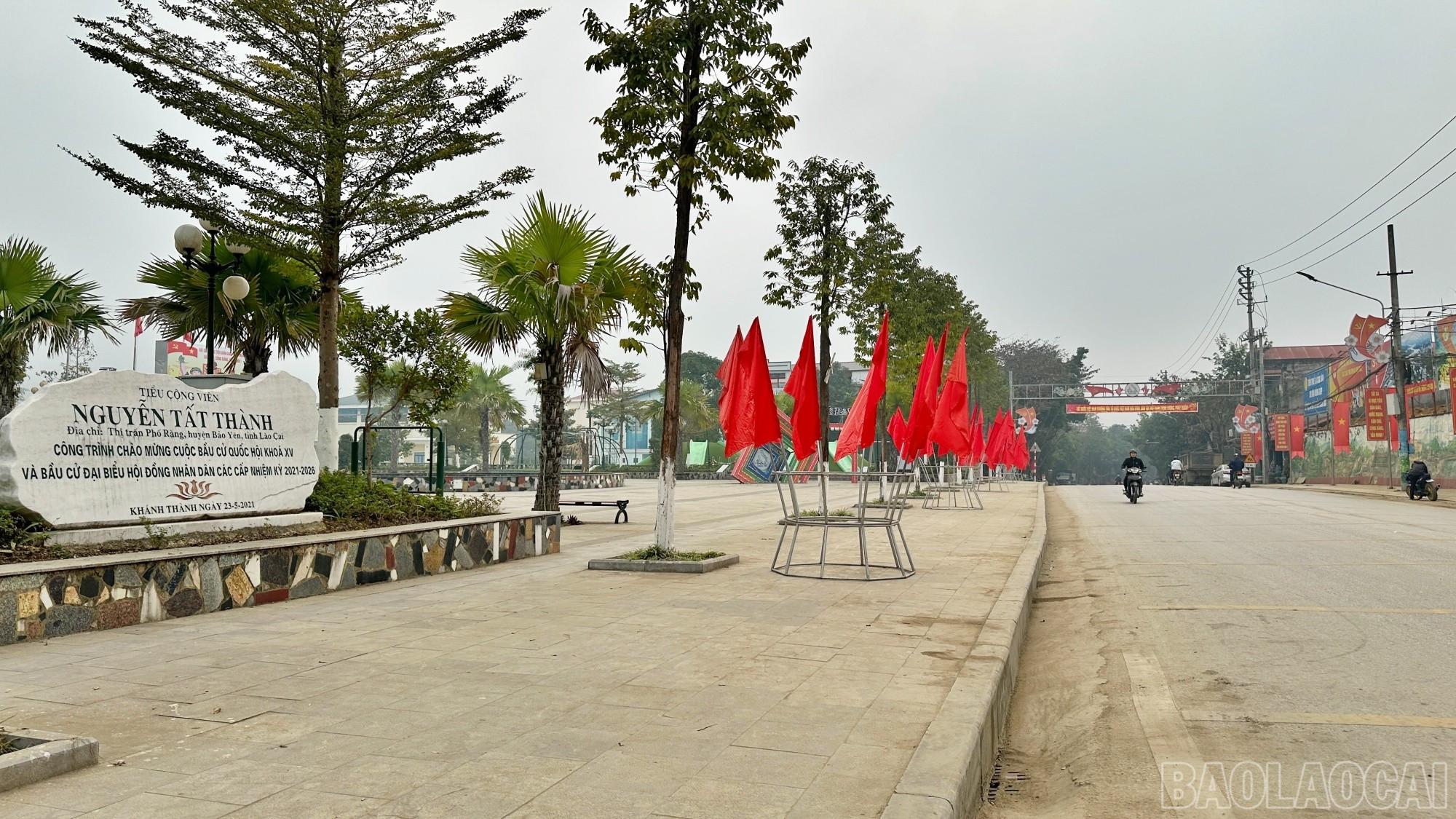 Khu vực tiểu c&ocirc;ng vi&ecirc;n Nguyễn Tất Th&agrave;nh, th&ocirc;n 6B, x&atilde; Bảo Y&ecirc;n được trang ho&agrave;ng bằng nhiều băng r&ocirc;n v&agrave; tổ cờ rực rỡ.