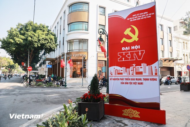 Những ng&agrave;y n&agrave;y, Thủ đ&ocirc; H&agrave; Nội đang trong diện mạo rực rỡ, trang trọng, chuẩn bị cho sự kiện ch&iacute;nh trị trọng đại, Đại hội đại biểu to&agrave;n quốc lần thứ XIV của Đảng.