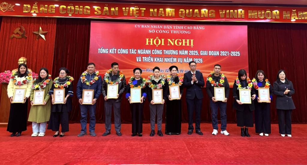 Đại diện l&atilde;n đạo Sở C&ocirc;ng thương trao Giấy chứng nhận  cho sản phẩm, bộ sản phẩm c&ocirc;ng nghiệp n&ocirc;ng th&ocirc;n thi&ecirc;u biểu năm 2025.