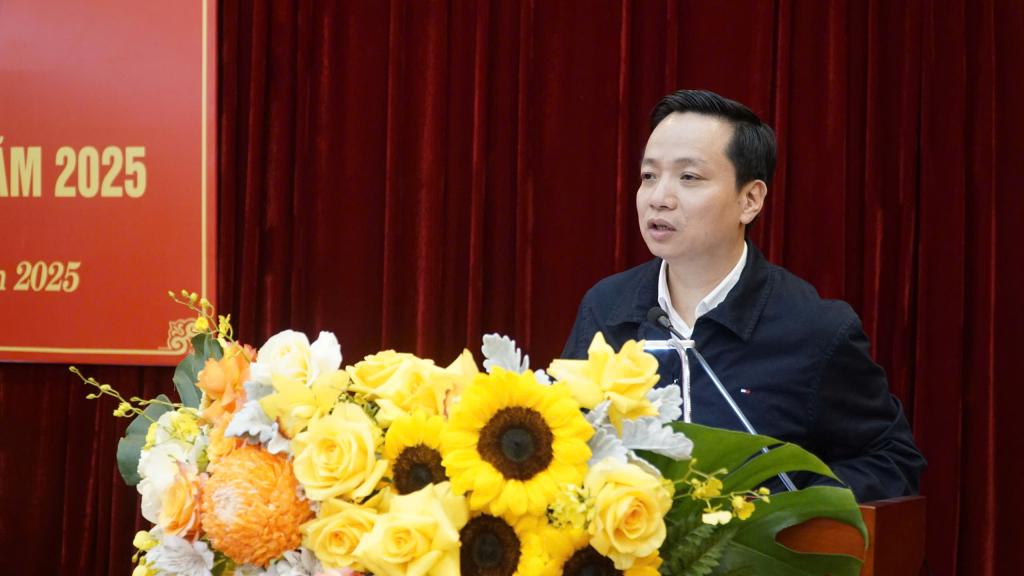 Chủ tịch UBND tỉnh L&ecirc; Hải H&ograve;a ph&aacute;t biểu kết luận Hội nghị. 