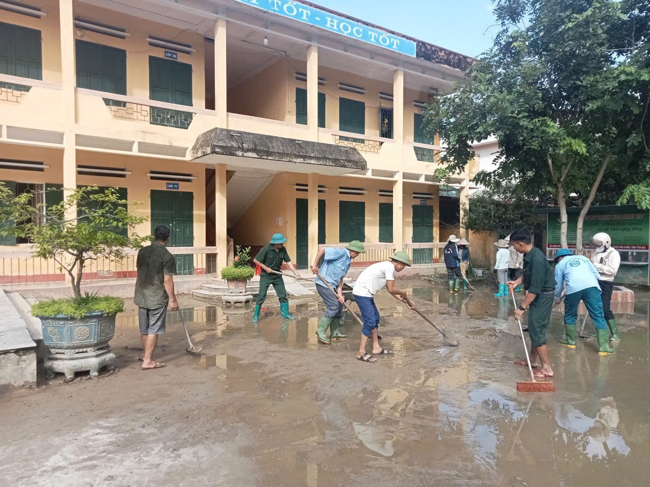 Các lực lượng cùng Nhân dân dọn vệ sinh môi trường. cuoi-tuan-3.jpg