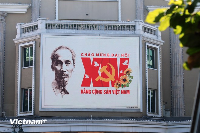 Việc trang tr&iacute;, c&aacute;c m&agrave;n h&igrave;nh LED tại trung t&acirc;m thương mại, t&ograve;a nh&agrave; cao tầng cũng tr&igrave;nh chiếu h&igrave;nh ảnh, khẩu hiệu ch&agrave;o mừng Đại hội, tăng cường hiệu quả tuy&ecirc;n truyền trực quan đến người d&acirc;n v&agrave; du kh&aacute;ch.