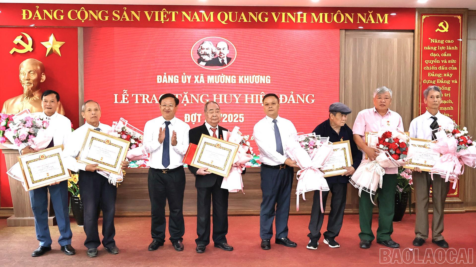 Các đồng chí đảng viên được trao tặng huy hiệu 40 năm tuổi Đảng. baolaocai-br_31-8-mk40.jpg