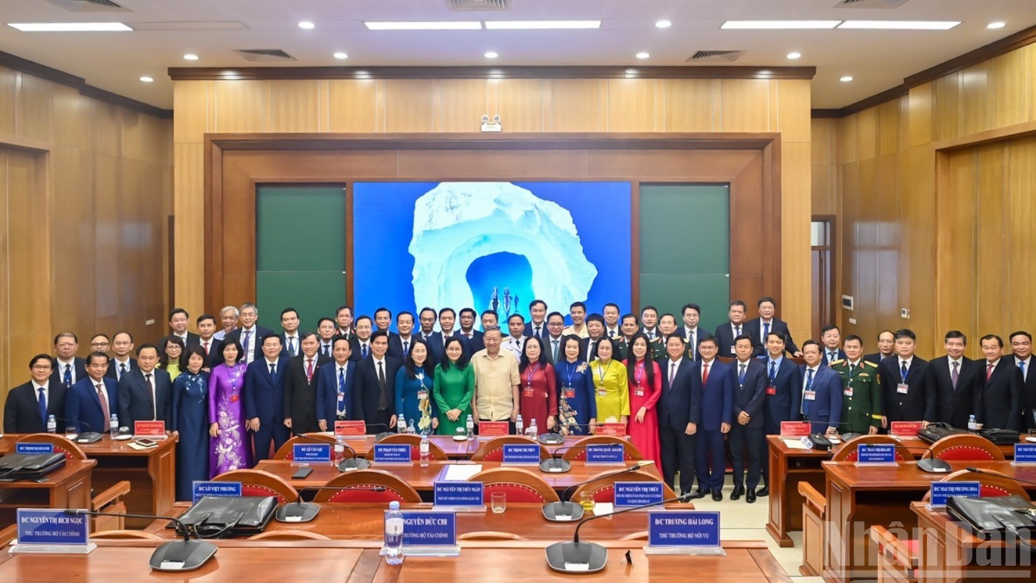 Tổng B&iacute; thư T&ocirc; L&acirc;m với c&aacute;c học vi&ecirc;n Lớp bồi dưỡng, cập nhật kiến thức, kỹ năng đối với c&aacute;n bộ quy hoạch Ủy vi&ecirc;n Ban Chấp h&agrave;nh Trung ương Đảng kh&oacute;a XIV (lớp thứ 4).