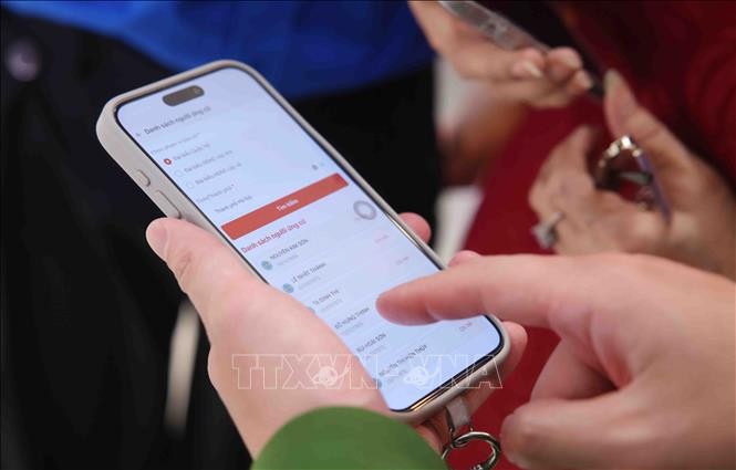 Ngoài việc theo dõi khu vực bỏ phiếu trên thẻ cử tri, theo dõi danh sách người ứng cử và danh sách cử tri được niêm yết công khai tại các khu vực bỏ phiếu và Ủy ban nhân dân cấp xã, công dân có thể sử dụng chức năng Bầu cử quốc hội trên VNeID để theo dõi khu vực bỏ phiếu và danh sách người ứng cử.