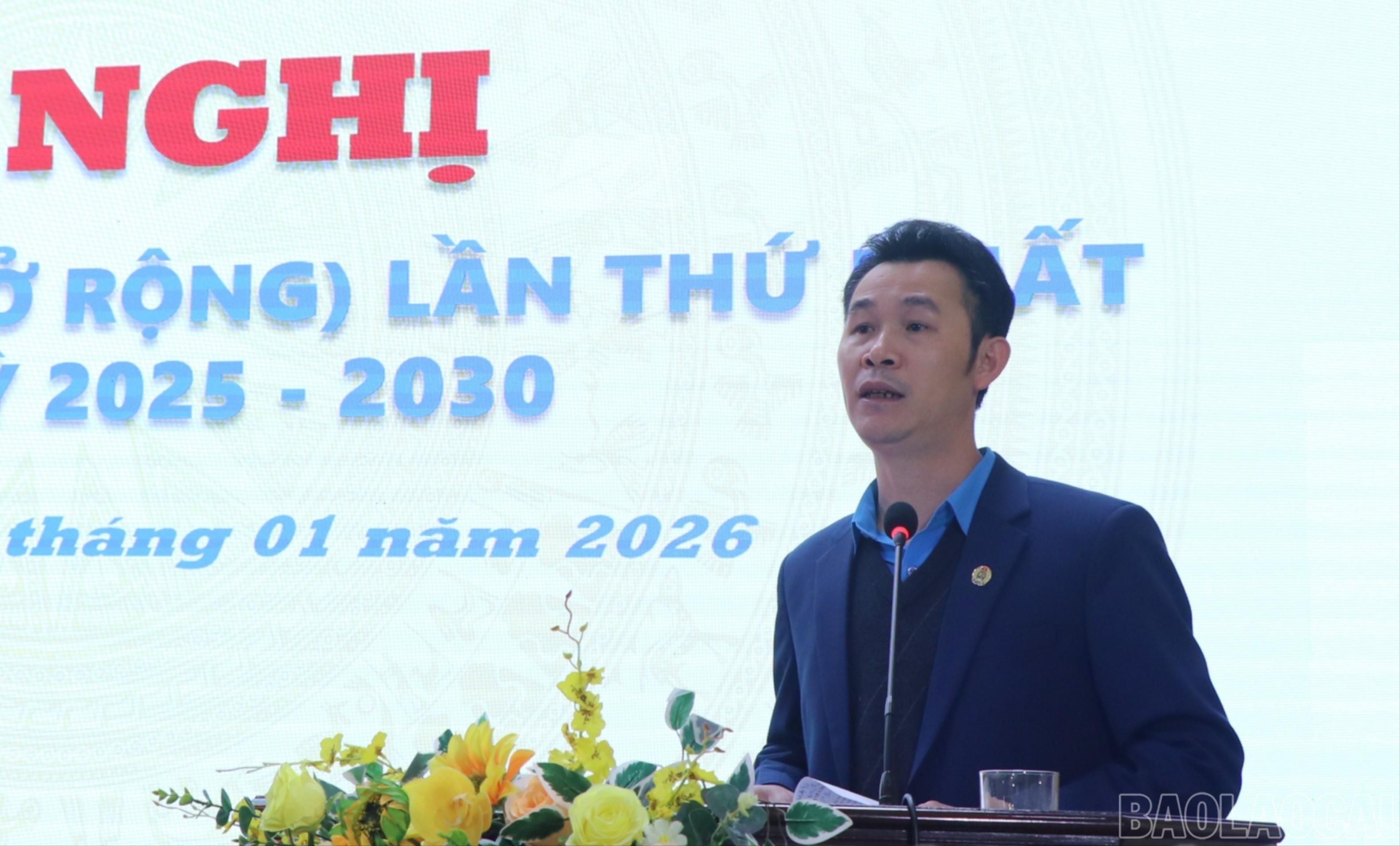 L&atilde;nh đạo Ban Chấp h&agrave;nh Li&ecirc;n đo&agrave;n Lao động tỉnh b&aacute;o c&aacute;o tại hội nghị.