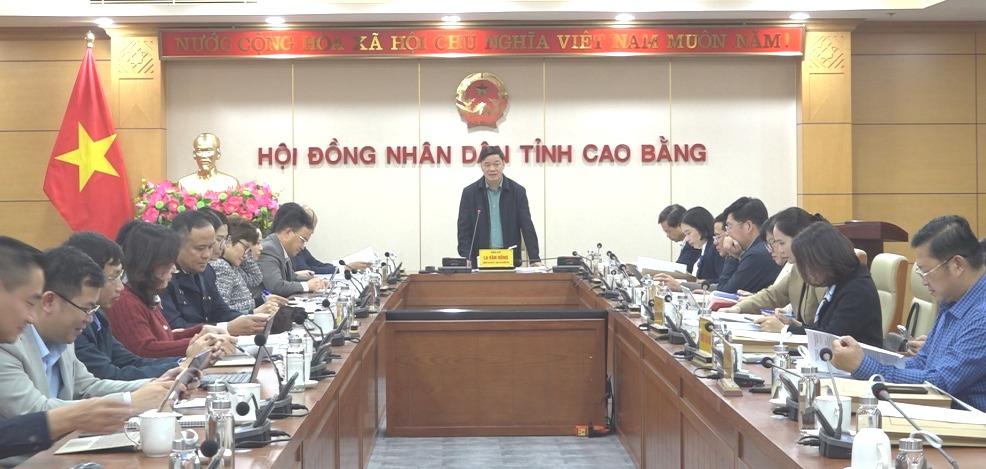 Trưởng Ban Kinh tế - Ngân sách HĐND tỉnh La Văn Hồng chủ trì cuộc họp.