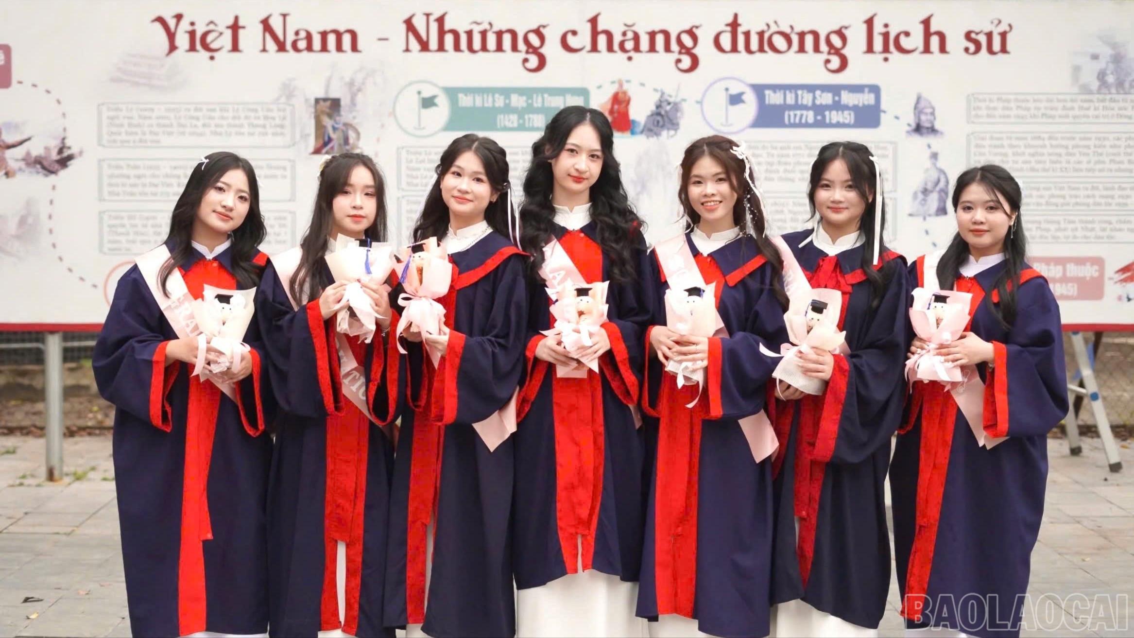 Đặng Nguyễn Châu Anh đứng thứ hai từ phải sang. (Ảnh: Nhân vật cung cấp) baolaocai-br_z7445586950480-95b5f7f690bbc0fd7928eec10326cff5-8886.jpg