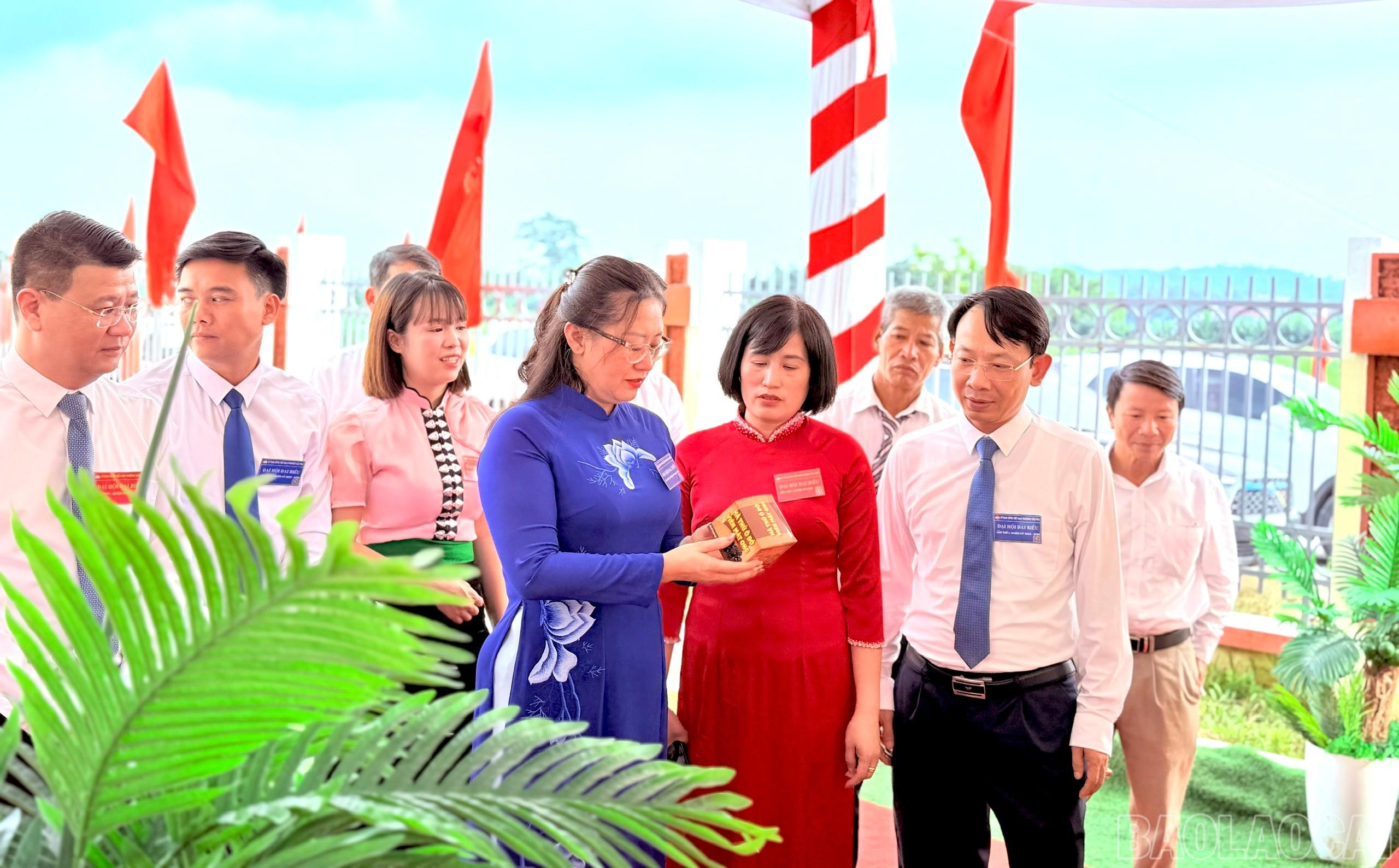 Đồng chí Giàng Thị Dung - Phó Bí thư Tỉnh ủy, Chủ tịch Ủy ban Mặt trận Tổ quốc Việt Nam tỉnh cùng các đại biểu tham quan gian hàng OCOP. baolaocai-br_7.jpg