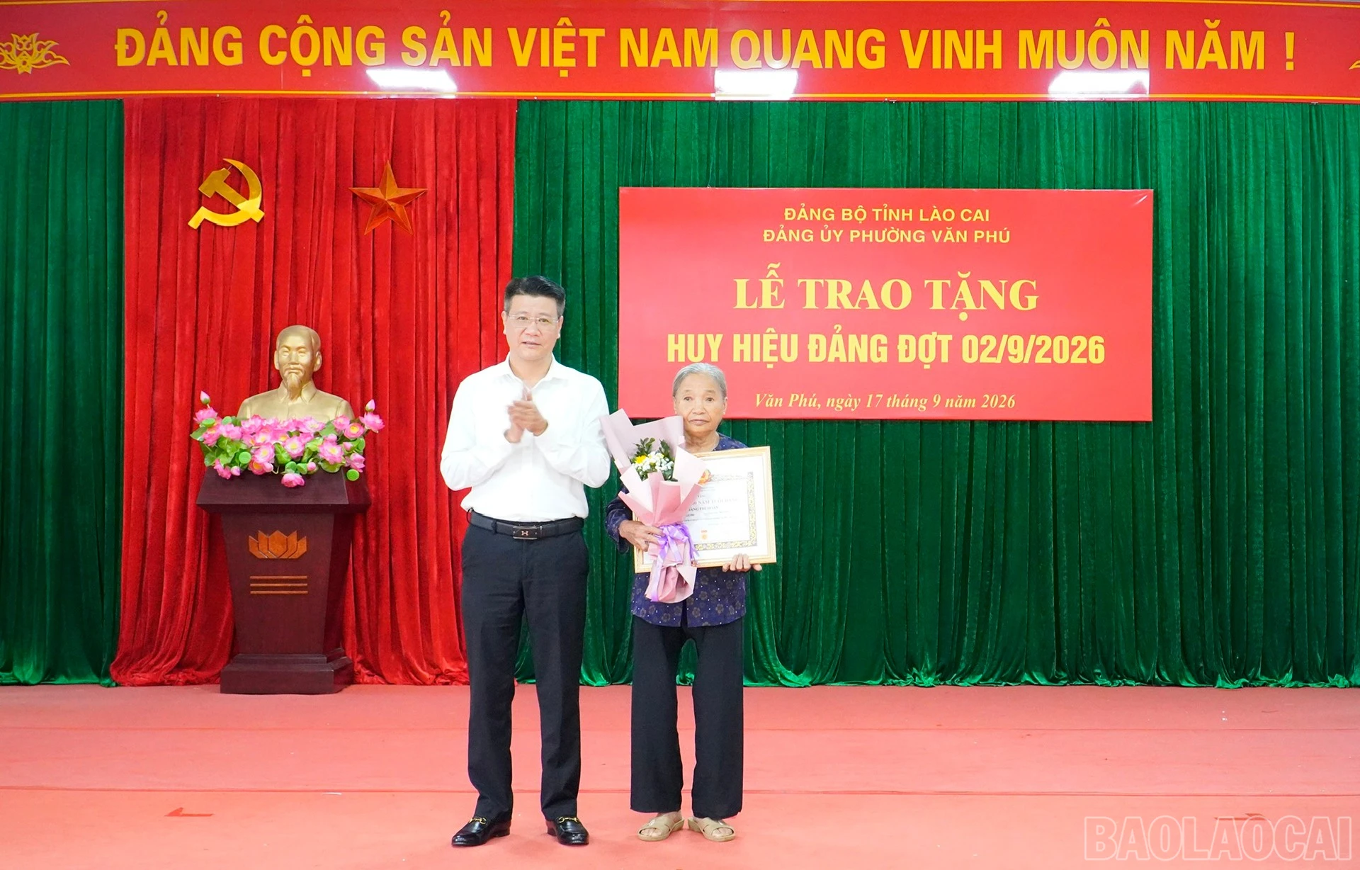 Đảng viên Hoàng Thị Hoàn - Chi bộ tổ dân phố 11 là một trong số 2 đảng viên được nhận huy hiệu 60 năm tuổi Đảng dịp này. baolaocai-br_1-6681.jpg