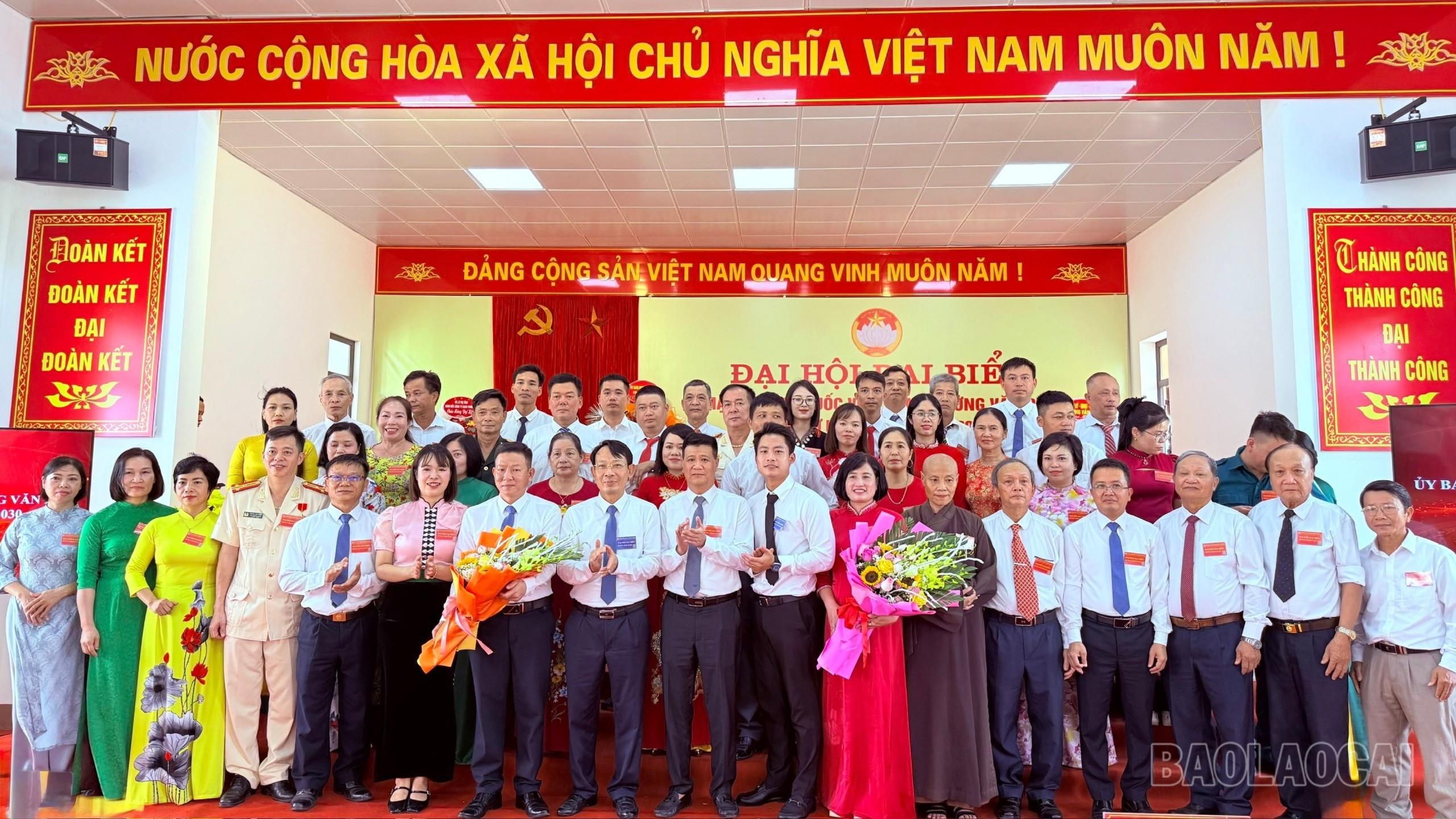 Ủy viên Ủy ban Mặt trận Tổ quốc phường Văn Phú khóa I, nhiệm kỳ 2025 - 2030 ra mắt Đại hội. ra-mat-690.jpg