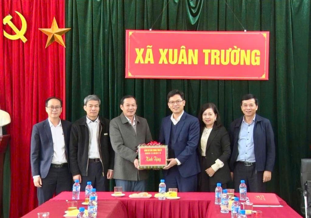Đo&agrave;n thăm, tặng qu&agrave; Đảng ủy x&atilde; Xu&acirc;n Trường.