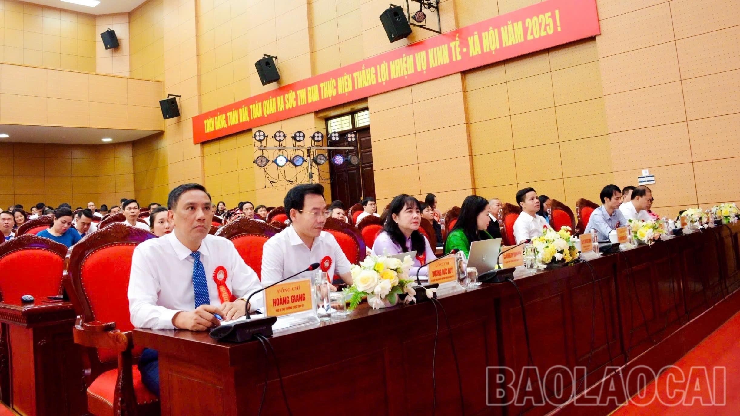 Đồng chí Hoàng Giang - Phó Bí thư Thường trực Tỉnh uỷ; đồng chí Dương Đức Huy, Ủy viên Ban Thường vụ Tỉnh ủy, Trưởng Ban Tuyên giáo và Dân vận Tỉnh ủy dự hội nghị. Đồng chí Hoàng Giang - Phó Bí thư Thường trực Tỉnh uỷ; đồng chí Dương Đức Huy, Ủy viên Ban Thường vụ Tỉnh ủy, Trưởng Ban Tuyên giáo và Dân vận Tỉnh ủy dự hội nghị.