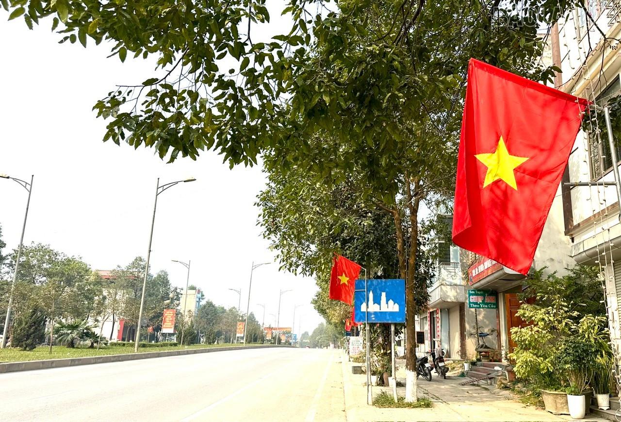 Tại c&aacute;c khu d&acirc;n cư, người d&acirc;n đ&atilde; treo cờ Tổ quốc.