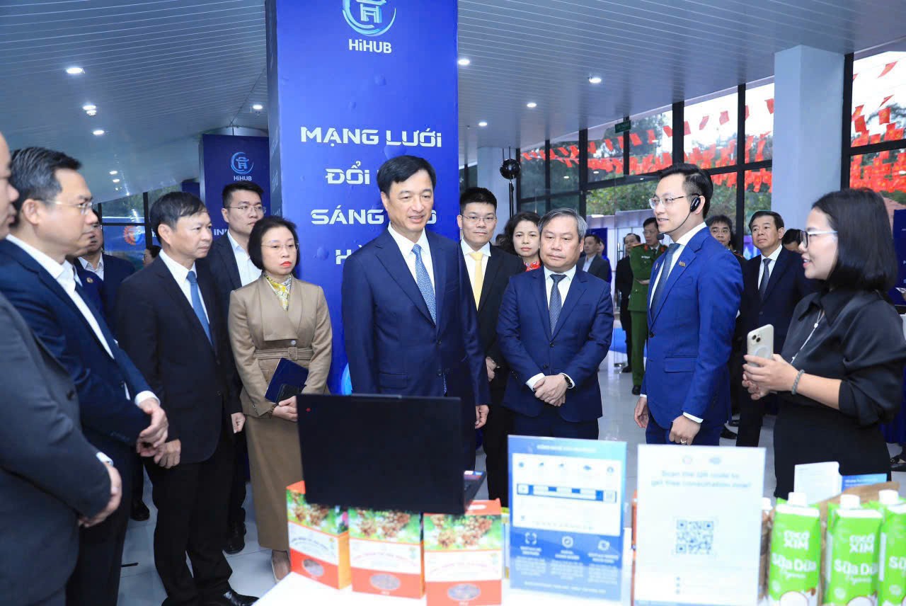 B&iacute; thư Th&agrave;nh ủy H&agrave; Nội Nguyễn Duy Ngọc tham quan triển l&atilde;m Mạng lưới đổi mới s&aacute;ng tạo H&agrave; Nội.