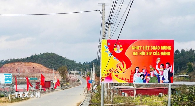 Tại c&aacute;c tuyến đường ở x&atilde; v&ugrave;ng cao P&uacute;ng Lu&ocirc;ng ngập tr&agrave;n khẩu hiệu v&agrave; cờ hoa trước thềm Đại hội XIV của Đảng.