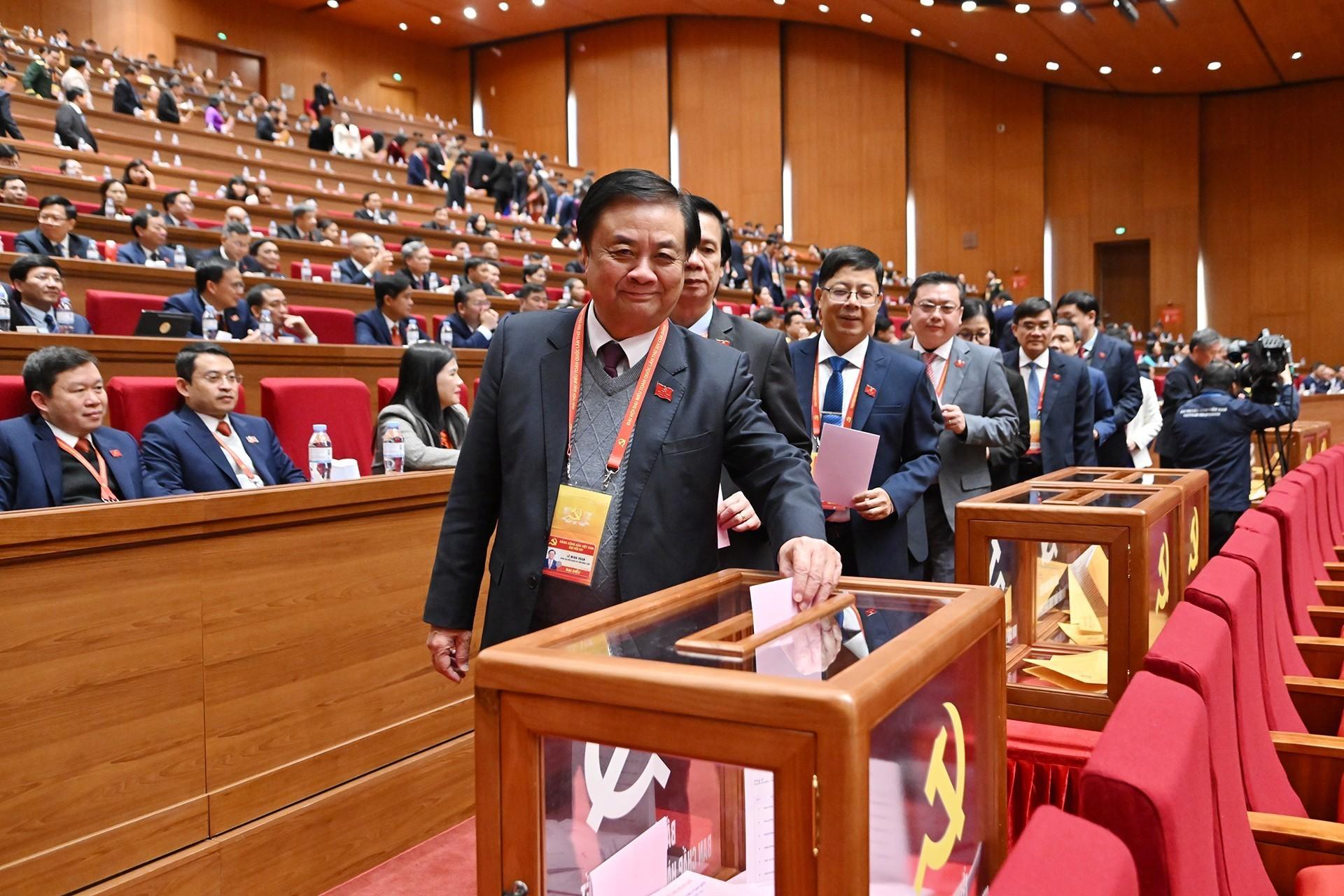 C&aacute;c đại biểu bỏ phiếu bầu Ban Chấp h&agrave;nh Trung ương kh&oacute;a XIV.