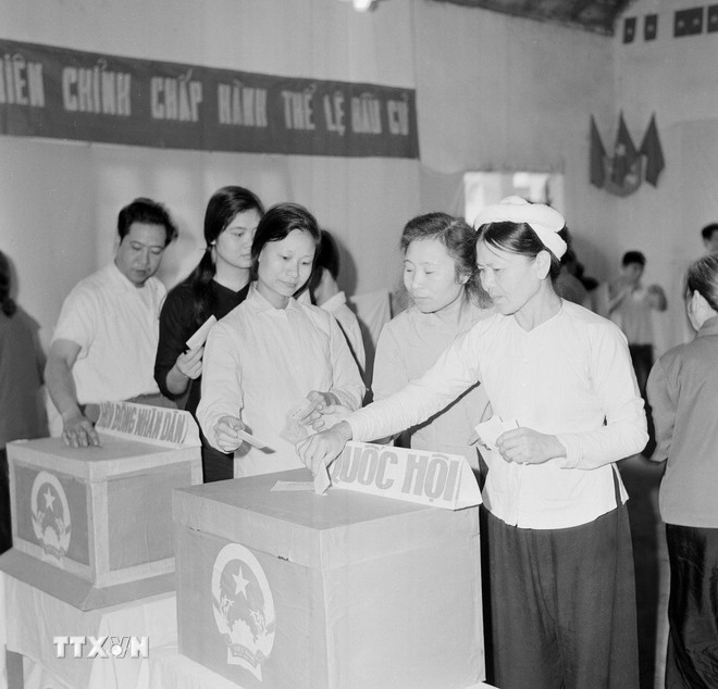 Nh&acirc;n d&acirc;n tập thể Kim Li&ecirc;n, H&agrave; Nội bỏ phiếu bầu cử đại biểu Quốc hội kh&oacute;a V. (Ảnh: TTXVN)